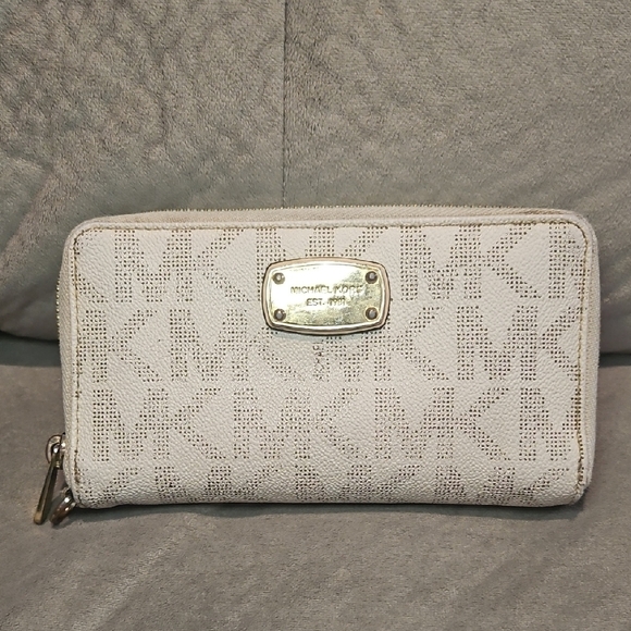 Michael Kors Handbags - Michael Kors Cream Wallet